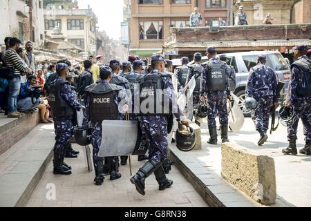 La polizia a Piazza Patan Durbar prima della visita del Principe Harry Kathmandu, patrimonio dell'umanità dell'UNESCO, che è stato danneggiato nel terremoto del 2015, durante il secondo giorno del suo tour in Nepal. Foto Stock