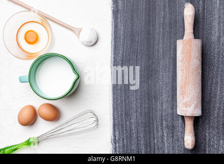 La cottura e il concetto di cucina a vista, varietà di ingredienti e utensili con copyspace Foto Stock