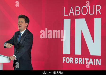 L'ex leader laburista ed Miliband parla a un evento organizzato dal Partito laburista che sostiene un voto per rimanere nell'UE nel prossimo referendum di giugno sull'adesione della Gran Bretagna, al Coin Street Neighborhood Center di Londra. Foto Stock