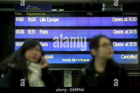 Una bacheca mostra un treno annullato per Bruxelles dal terminal Eurostar della stazione internazionale di St Pancras, Londra, in seguito ad attacchi coordinati di bomba all'aeroporto principale e al sistema metropolitano di Bruxelles, Belgio. Foto Stock