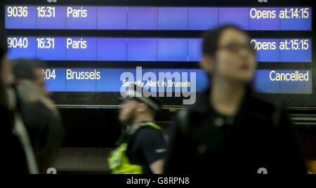 Una bacheca mostra un treno annullato per Bruxelles dal terminal Eurostar della stazione internazionale di St Pancras, Londra, in seguito ad attacchi coordinati di bomba all'aeroporto principale e al sistema metropolitano di Bruxelles, Belgio. Foto Stock