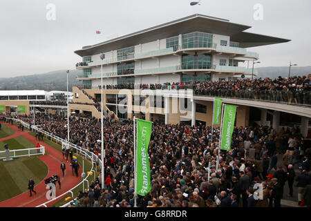 Una veduta generale dell'anello della parata e delle folle affollate durante il Champion Day del Cheltenham Festival 2016 all'Ippodromo di Cheltenham. Foto Stock