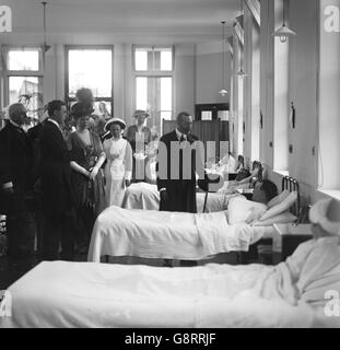 Re George V e la regina Maria nel Children's Hospital, Perth, durante il loro tour della Scozia.Archive-paE516 Foto Stock