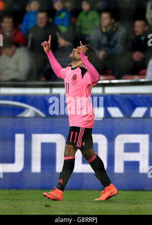 L'Ikechi Anya della Scozia celebra il primo obiettivo del suo fianco durante l'International friendly all'Arena generali di Praga. Foto Stock