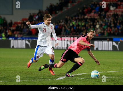 Darren Fletcher in Scozia va a terra dopo una sfida da Martin Frydek della Repubblica Ceca (a sinistra) durante l'International friendly all'Arena generali di Praga. Foto Stock