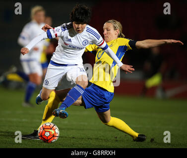 Doncaster Rovers Belles' Leandra Little (a destra) e Chelsea Ladies' Ji Così Yun battaglia per la palla Foto Stock