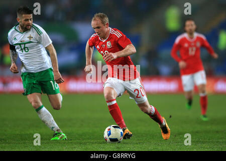 Oliver Norwood (a sinistra) dell'Irlanda del Nord e Jonathan Williams del Galles combattono per la palla durante l'International friendly al Cardiff City Stadium di Cardiff. Foto Stock