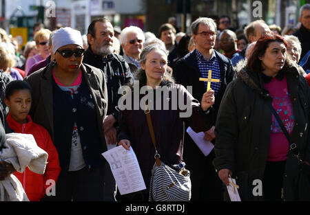 Gli adoratori prendono parte ad un servizio all'aperto dopo la marcia del Venerdì Santo di testimone attraverso Sittingbourne in Kent. Foto Stock