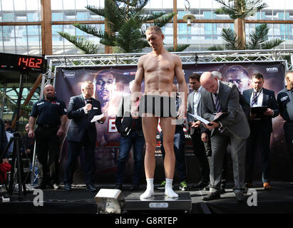 Kell Brook v Kevin Bizier Weigh-In - Winter Gardens Foto Stock