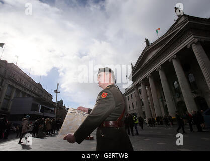 Il comandante Pat o'Connor della forza di difesa irlandese, detiene una copia della proclamazione al di fuori del GPO, come parte delle commemorazioni del centenario della Pasqua 1916 a Dublino. Foto Stock