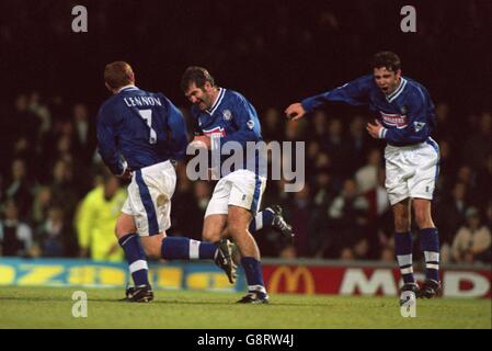 Ian Marshall (centro) di Leicester City festeggia con i compagni di squadra Neil Lennon (Sinistra) e Mustafa Izzet (destra) Foto Stock