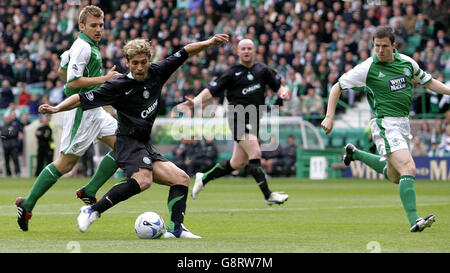 Celtic's Stilian Petrov (seconda a sinistra) segna contro Hibernian durante la partita della Bank of Scotland Premier League a Easter Road, Edimburgo, domenica 18 settembre 2005. PREMERE ASSOCIAZIONE foto. Il credito fotografico dovrebbe essere: Andrew Milligan/PA. Foto Stock