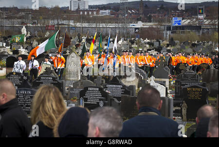 Eire Nua (una New Ireland) flauto band al Sinn Fein commemorazione delle commemorazioni del centenario della Pasqua 1916 al Milltown Cemetery di Belfast. Foto Stock