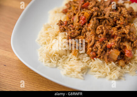 Una piastra di chili con carne su un tavolo per la cena Foto Stock