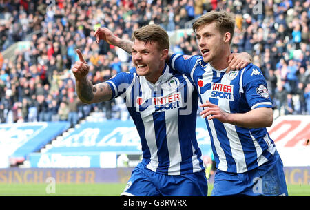 Il Conor McAleny di Wigan Athletic (a destra) celebra il primo gol della sua squadra con il compagno di squadra Max Power (a sinistra), durante la partita Sky Bet League One allo stadio DW di Wigan Foto Stock