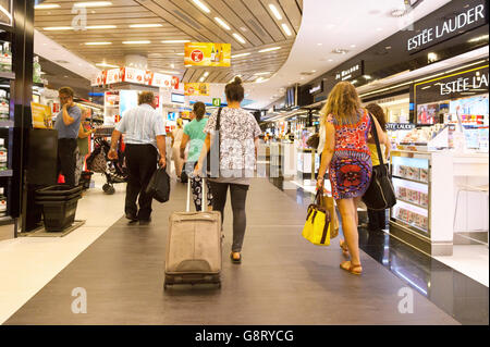 Persone che passano attraverso il negozio Duty Free, dall'aeroporto di Palma di Maiorca Spagna Europa Foto Stock