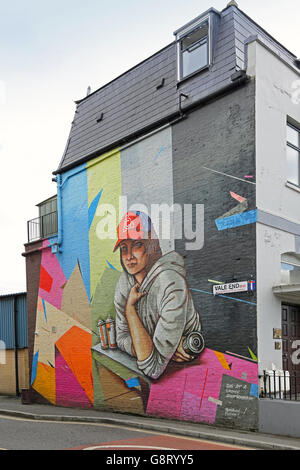 Interpretazione moderna di Vermeer nel famoso dipinto: Ragazza in corrispondenza di una finestra dipinta come una parete murale in East Dulwich, South London, Regno Unito Foto Stock