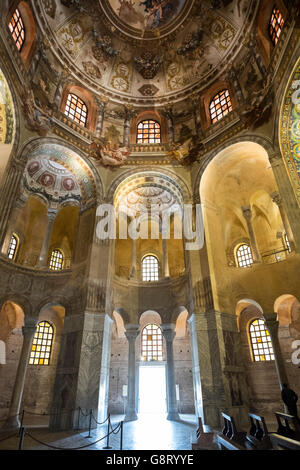 Italia, Emilia Romagna, Ravenna, la Basilica di San Vitale è uno dei più importanti monumenti dell'arte paleocristiana in Italia; la chiesa a pianta ottagonale è stata consacrata dall'arcivescovo Massimiano in 548. Foto Stock