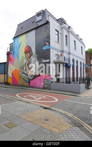 Interpretazione moderna di Vermeer nel famoso dipinto: Ragazza in corrispondenza di una finestra dipinta come una parete murale in East Dulwich, South London, Regno Unito Foto Stock