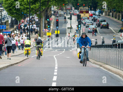 Ciclo di est-ovest autostrada su Victoria Embankment, Londra, Gran Bretagna Foto Stock