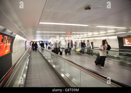 I marciapiedi mobili nel terminal sud a quello di Gatwick, Regno Unito Foto Stock