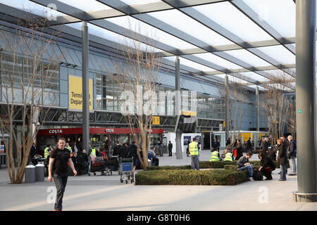 Ingresso Landside all'Aeroporto di Londra Heathrow Terminal 3, sala partenze. Mostra area esterna occupata con i passeggeri e il personale Foto Stock