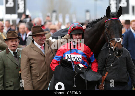 Nico de Boinville (centro) festeggia con il Trainer Nicky Henderson (secondo da sinistra) dopo aver vinto il Betway Queen Mother Champion Chase con Sprinter Sacre durante il Ladies Day del Cheltenham Festival 2016 all'ippodromo di Cheltenham. Foto Stock