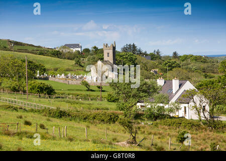 Irlanda, Co Sligo, Cliffoney, isolata Chiesa anglicana e sagrato tra superfici agricole costiere Foto Stock