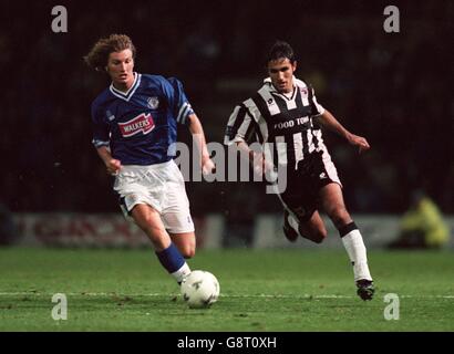 Calcio - Coppa Coca Cola - terzo turno - Grimsby Town / Leicester City. Robbie Savage di Leicester City (a sinistra) insegue Grimsby Town's Jack Lester (a destra) Foto Stock