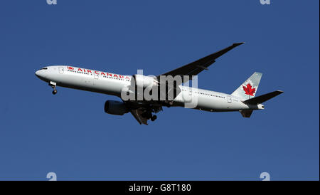 Plane Stock - Aeroporto di Heathrow. Un aereo Air Canada Boeing 777-333(ER) con la registrazione C-FIVW atterra a Heathrow Foto Stock