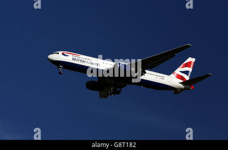 Un British Airways Boeing 767-336(ER), aereo con registrazione G-BNWW atterra a Heathrow Foto Stock