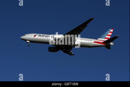 Un aereo American Airlines Boeing 777-223(ER) con registrazione N752AN Atterra a Heathrow Foto Stock