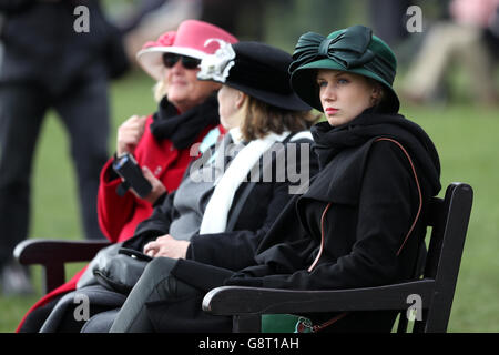 2016 Festival di Cheltenham - Giornata delle Signore - Ippodromo di Cheltenham. Donne Racegoers durante la Giornata delle Signore del Festival di Cheltenham 2016 all'ippodromo di Cheltenham. Foto Stock