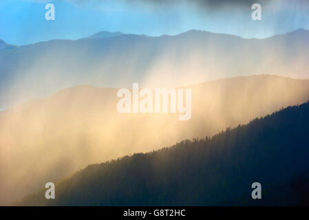 Inizio della primavera nelle montagne dei Carpazi. luce attraverso le nuvole. Tasto basso Foto Stock