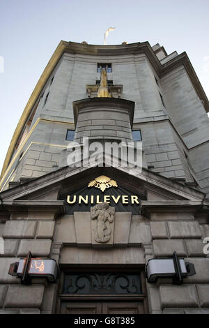 Unilever filer biblioteca del Unilever Building, Victoria Embankment, Londra. La società ha rivelato che stava valutando le sue opzioni per il business e altre operazioni europee di surgelati alimentari, Venerdì 16 settembre 2005. Scopri la storia della Pennsylvania, LA CITTÀ di Unilever. PREMERE ASSOCIAZIONE foto. Il credito fotografico deve essere: EDMUND TERAKOPIAN/PA Foto Stock