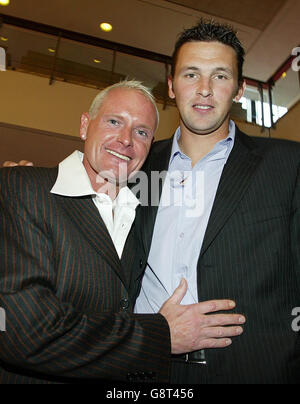 Paul Gascoigne (a sinistra) con il fast bowler inglese Steve Harmison, al Newcastle Civic Center, per un tributo all'ex star del calcio inglese e Newcastle United, venerdì 16 settembre 2005. PREMERE ASSOCIAZIONE foto. Il credito fotografico dovrebbe essere: Owen Humphreys/PA Foto Stock