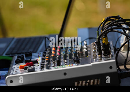 In prossimità di un vecchio studio tabella di miscelazione. Audio mixer audio del pannello di controllo. Foto Stock