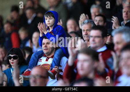 I fan di Northampton Town celebrano la vittoria sulla contea di Newport nel stand Foto Stock