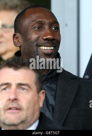 Jimmy Floyd Hasselbaink, direttore del Queens Park Rangers, si trova negli stand Per guardare il suo ex club giocare Oldham Athletic Foto Stock