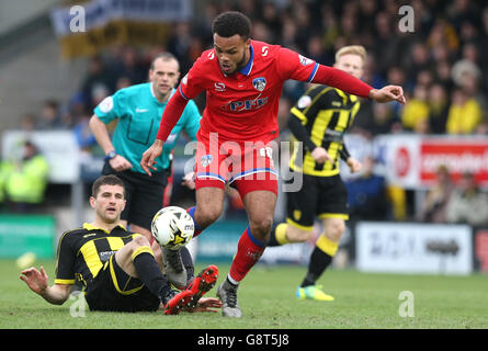 Aaron Amadi-Holloway di Oldham Athletic (a destra) in azione Foto Stock