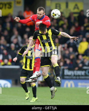 Burton Albion's Calum Butcher (in basso) e Oldham Athletic's Liam Kelly Foto Stock