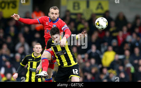 Burton Albion's Calum Butcher (in basso) e Oldham Athletic's Liam Kelly Foto Stock