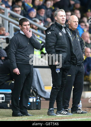 Nigel Clough, direttore di Burton Albion (a sinistra), guarda la sua squadra con Oldham Athletic manager John Sheridan (centro) Foto Stock