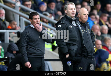 Nigel Clough, direttore di Burton Albion (a sinistra), guarda la sua squadra con Oldham Athletic manager John Sheridan (centro) Foto Stock