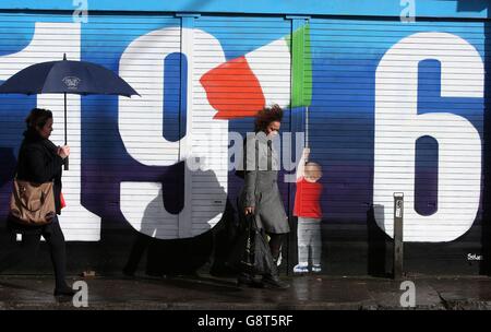 Un murale nel centro della città di Dublino che segna il centenario della risurrezione di Pasqua del 1916 mentre le celebrazioni si svolgono a livello nazionale. Foto Stock