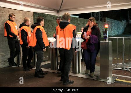 Sicurezza come i tifosi arrivano allo stadio prima della partita internazionale amichevole allo Stadio Olimpico, Berlino. Foto Stock