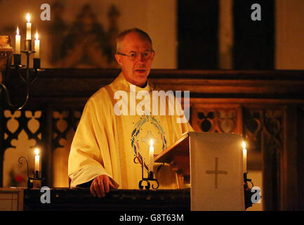 L'arcivescovo di Canterbury, don Justin Welby, consegna il suo sermone durante il servizio della vigilia di Pasqua alla Chiesa di San Tommaso Apostolo ad Harty, Kent. Foto Stock