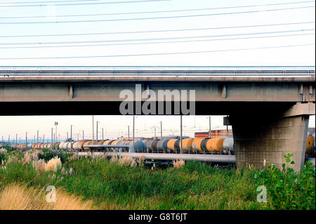 Treni tanker la sera nel cantiere di smistamento in Fos sul mare accanto a Marsiglia. Foto Stock