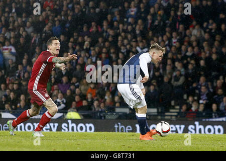 Il Matt Ritchie della Scozia segna il primo obiettivo del suo fianco durante un incontro internazionale amichevole a Hampden Park, Glasgow. Foto Stock