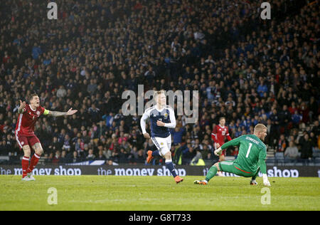 Scozia / Danimarca - International friendly - Hampden Park. Matt Ritchie della Scozia segna il primo obiettivo del gioco durante un International friendly a Hampden Park, Glasgow. Foto Stock